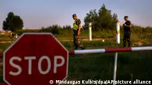 Mitglieder des litauischen Grenzschutzdienstes patrouillieren an der Grenze zu Belarus. Litauen hat angesichts einer stark steigenden Zahl illegal Einreisender mit dem Bau eines Zauns an der Grenze zu Belarus begonnen. Der belarussische Machthaber Lukaschenko hat der EU wiederholt damit gedroht, als Reaktion auf die gegen Minsk verhängten Sanktionen Flüchtlinge aus Kriegsgebieten durchzulassen. +++ dpa-Bildfunk +++