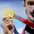 Пловец Евгений Рылов держит золотую медаль летних Олимпийских игр в Токио