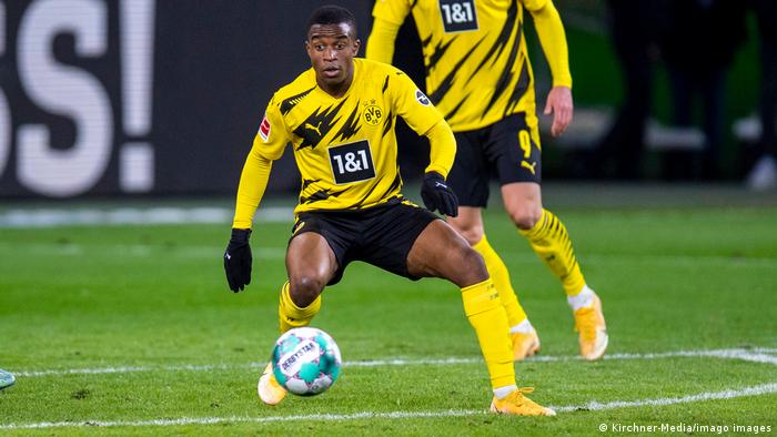 Spielszene mit Youssoufa Moukoko von Borussia Dortmund am Ball