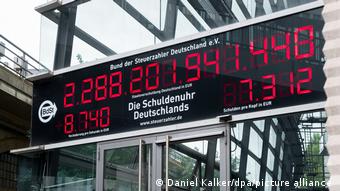 Το ρολόι που καταγράφει το γερμανικό χρέος