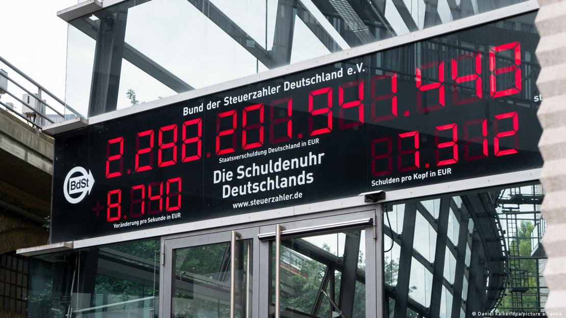 Ηλεκτρονικό ρολόι που δείχνει το χρέος της Γερμανίας