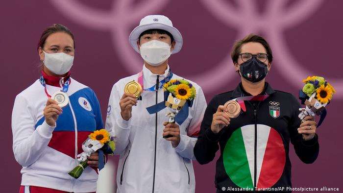 De izquierda a derecha: Elena Osipova, del Comité Olímpico Ruso, An San, de Corea del Sur, y Lucilla Boari, de Italia, celebran en el podio de la competición individual femenina de los Juegos Olímpicos de Tokio 2020.