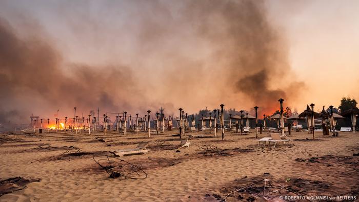 Sicilia, incendio sulla spiaggia di Catania