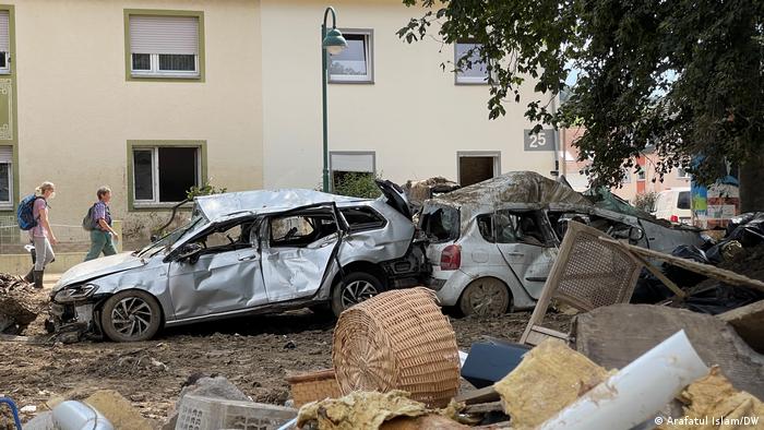 Voitures accidentées dans une rue de Bad Neuenahr-Ahrweiler