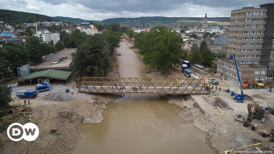 Erste Behelfsbrücke über die Ahr in Betrieb