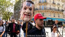Paris, 31/07/2021***
Ein Demonstrant hält eine an einem Holzstab angebrachte Nachbildung des Kopfes von Präsident Macron, deren Augen und Mund mit roter Farbe bemalt ist. Erneut hat es in Frankreich Massenproteste gegen eine Verschärfung der Corona-Regeln gegeben. Es ist bereits das dritte Wochenende in Folge, dass viele Menschen gegen eine Impfpflicht für Gesundheitspersonal und eine Ausweitung der Corona-Nachweispflicht protestieren. +++ dpa-Bildfunk +++
