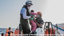 Helfer retten ein Kind aus einem Schlauchboot. Die «Ocean Viking» kam am Samstagmorgen nach eigenen Angaben mehr als 50 Menschen in der libyschen Such- und Rettungszone zu Hilfe, die mit ihrem Schlauchboot in Seenot geraten waren. Unter den Menschen waren demnach Frauen und Kinder. +++ dpa-Bildfunk +++