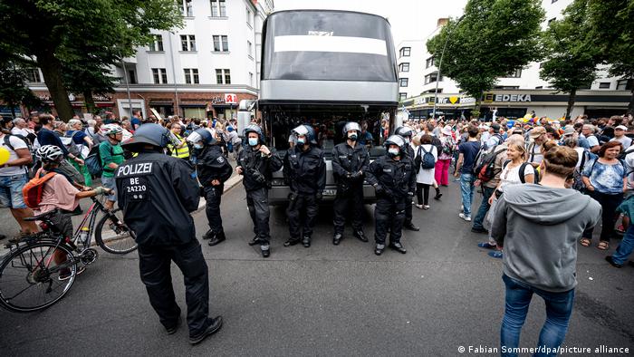 Ponad 2000 policjantów usiłowało rozproszyć niedzielne protesty koronasceptyków w Berlinie
