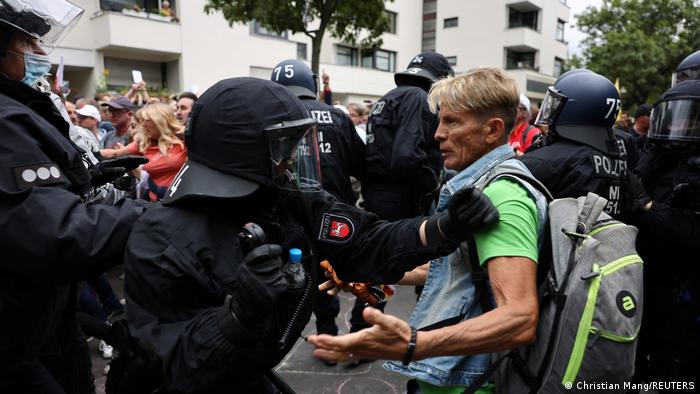 W trakcie nielegalnych protestów koronasceptuyków w Berlinei doszło do przepychanek z policją