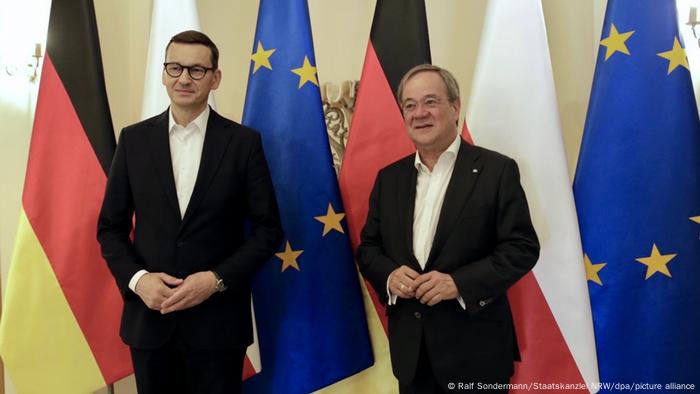 Laschet et Morawiecki posent pour une photo devant des drapeaux