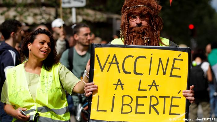 Протестующие против усиления антиковидных мер во Франции