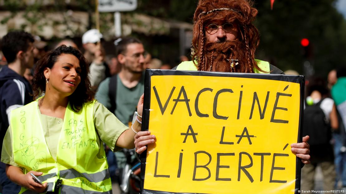 Protesta kundër rregullave të Coronës në vitin 2021 në Paris
