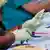 Підготовка шприців з вакциною проти коронавірусу у центрі вакцинації в Хьюстоні у США