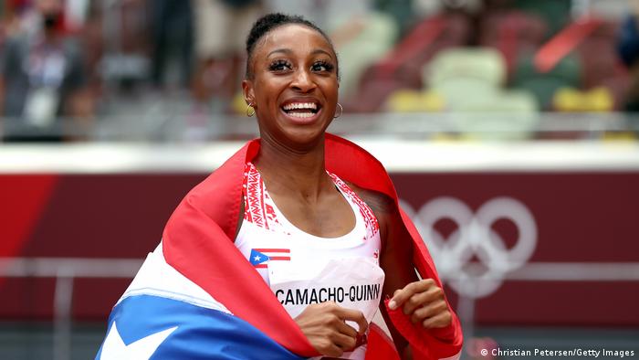 Jasmine Camacho Quinn merayakan medali emas atletik pertama Puerto Riko