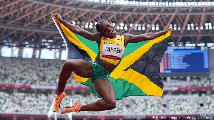یکی از صحنه‌های تماشایی رقابت‌های زنان در رشته دو ۱۰۰ متر با مانع شادی پروانه‌وار مگن تاپر از جامائیکا بود که توانست مدال برنز را در این رقابت به دست آورد.