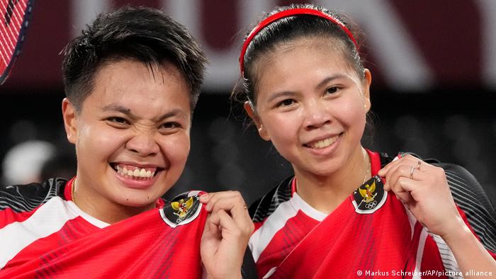 Indonesia's Apriyani Rahayu (left) and Greysia Polii (right) after winning women's doubles gold in badminton