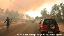 31.07.2021*** Feuerwehrleute bekämpfen einen Waldbrand in der Nähe des Dorfes Lampiri, westlich von Patras. Das an einem Berghang ausgebrochene Feuer hat sich in gefährlicher Nähe zu den Küstenstädten ausgebreitet, woraufhin die Feuerwehr ein Boot für die mögliche Evakuierung der Bewohner zur Verfügung gestellt hat. +++ dpa-Bildfunk +++