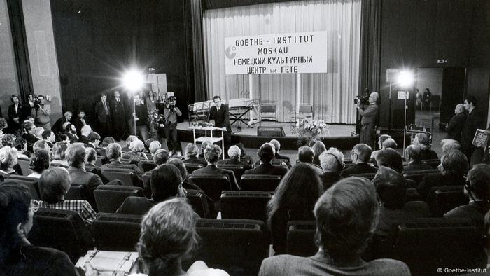 Der deutsche Außenminister Klaus Kinkel spricht in Moskau.  (1992).