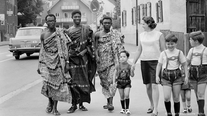 Ghanaische Studenten gehen 1969 im bayerischen Murnau spazieren.