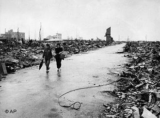 Zwei Menschen laufen eine menschenleere Straße durch das komplett zerstörte Hiroshima entlang (Foto: AP Photo/U.S. Air Force, file)