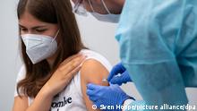 Eine Schülerin einer Abschlussklasse wird im Impfzentrum an der Messe München geimpft. Seit dem 12.07.2021 können sich auch Schüler von Abschlussklassen impfen lassen.