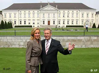 8月6日，德国总统伍尔夫和夫人贝提娜(Bettina Wulff)依照传统，邀请摄影师们为其在总统府前拍摄合影。