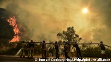 02.08.2021, Türkei, Hisaronu: Feuerwehrleute versuchen einen sich ausbreitenden Brand zu löschen. In der Türkei kämpfen Tausende Einsatzkräfte den sechsten Tag in Folge gegen Wald- und Buschbrände in der Mittelmeerregion. Foto: Ismail Coskun/IHA/AP/dpa +++ dpa-Bildfunk +++