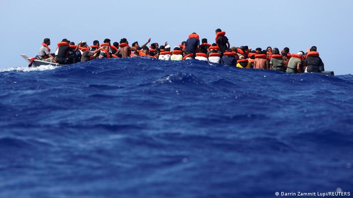 WS | Mittelmeer Sea-Watch 3 rettet Migranten vor Italien 