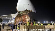  HAVANA, CUBA - JULY 25, 2021: Unloading an Antonov An-124 Ruslan transport aircraft of the Russian Aerospace Forces that has delivered food and medical supplies. Humanitarian aid is delivered to Cuba amid the COVID-19 pandemic following an order of Russian President Vladimir Putin. Yevgeny Zadorozhny/TASS PUBLICATIONxINxGERxAUTxONLY TS1097B2