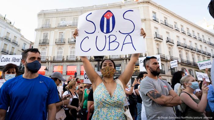 Menschen in Madrid zeigen sich solidarisch mit den Demonstrationen in Kuba