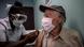 La imagen muestra a una enfermera cubana que administra una vacuna a un paciente. (Archivo) La imagen muestra a una enfermera cubana que administra una vacuna a un paciente. (Archivo)