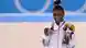 Biles levanta a medalha de bronze conquistada em Tóquio