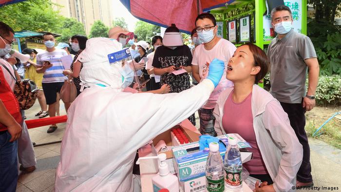 Un residente se somete a una prueba de ácido nucleico para detectar el coronavirus en Wuhan, en la provincia central china de Hubei.