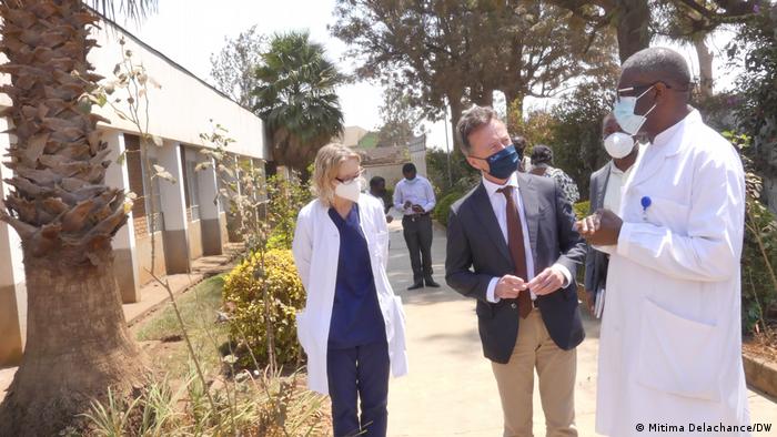 Oliver Schnakenberg, ambassadeur de l'Allemagne en visite à l'hôpital de Panzi à Bukavu