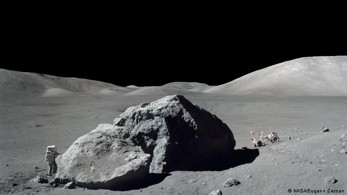 La Luna está cubierta de cráteres y rocas, lo que crea una rugosidad superficial que proyecta sombras, como se ve en esta fotografía de la misión Apolo 17 de 1972.
