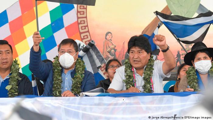El presidente boliviano Luis Arce (centro) junto al exmandatario Evo Morales. (Foto de archivo: 04.08.2021).