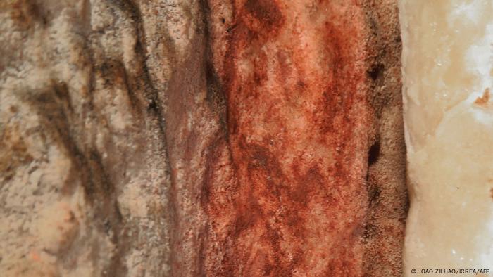 Hasta ahora atribuido a un flujo natural de óxido de hierro por parte de la comunidad científica, un flujo estalagmítico en la cueva española de Ardales coloreado en rojo dataría de hace casi 65.000 años.