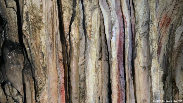 Un primer plano de estalagmitas parcialmente coloreadas en la cueva española de Ardales, en el sur de España.