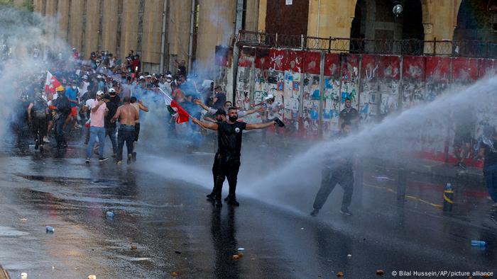 Wasserwerfer und Tränengas gegen Demonstranten Wasserwerfer und Tränengas gegen Demonstranten