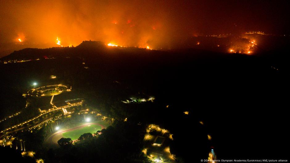 Feuer bedrohen antike Stätte in Griechenland