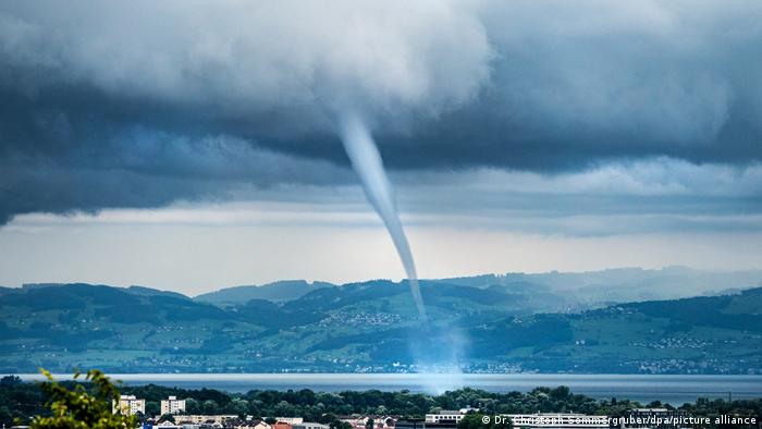 Ein Tornado bzw. eine Wasserhose über dem Bodensee bei Friedrichshafen. 