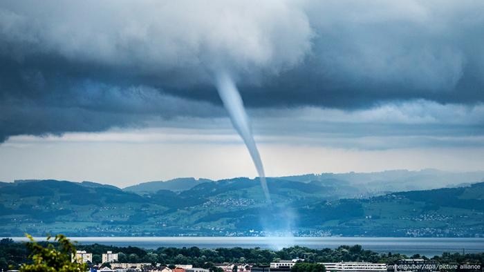 Un tornado sobre el Lago Constanza, en la frontera entre Alemania y Suiza, en agosto de 2021.