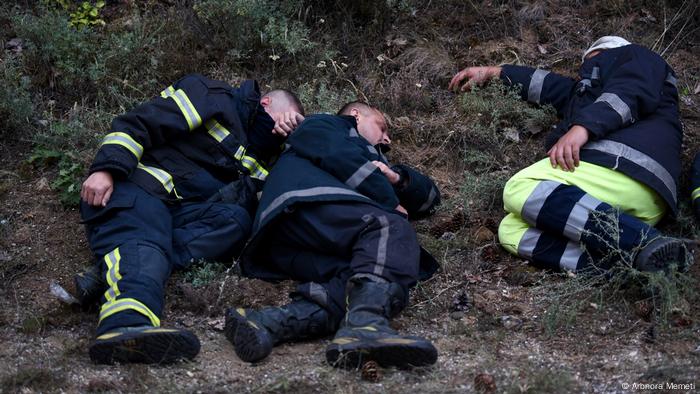 Nordmazedonien Waldbrände: Drei Feuerwehrleute liegen in Dienstkleindung am Boden Nordmazedonien Waldbrände: Drei Feuerwehrleute liegen in Dienstkleindung am Boden