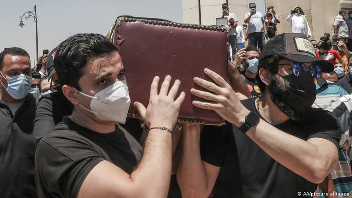 Männer tragen den Sarg des Coronavirus Opfers Samir Ghanem in Ägypten