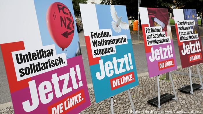 Plakatkampagne der Partei Die Linke zur Bundestagsswahl 2021 in Berlin: Verschiedene Plakate mit den Sprüchen Unteilbar solidarisch - Jetzt! oder Frieden-Waffenexporte stoppen. Jetzt!.