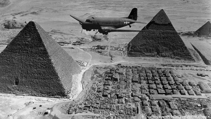Ägypten | American Air Transport Command fliegt über die Pyramiden