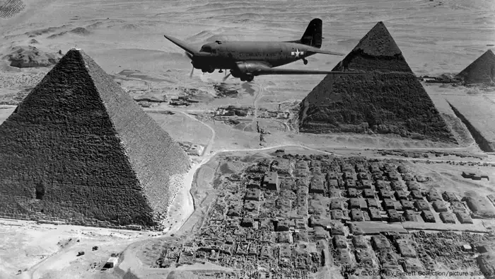 Ägypten | American Air Transport Command fliegt über die Pyramiden