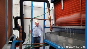 Enrique Veiga frente a su máquina capaz de generar agua en condiciones extremas. Generadores Aquaer registró la patente en 2005, según informó la empresa.