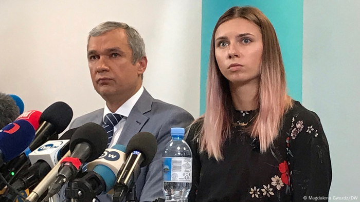 Die Sportlerin Kristina Timanowskaja und der belarussische Oppositionspolitiker Pawel Latuschko vor Journalisten Die Sportlerin Kristina Timanowskaja und der belarussische Oppositionspolitiker Pawel Latuschko vor Journalisten