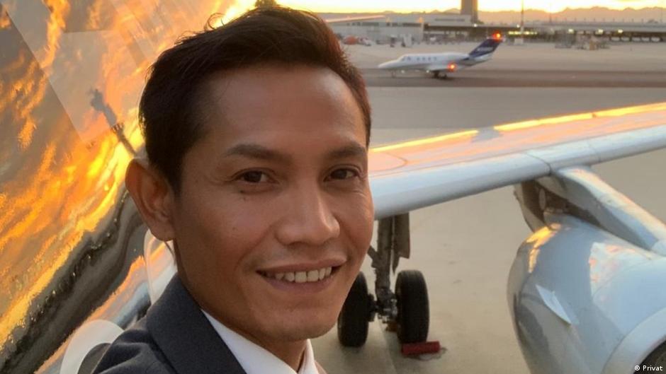 Jadi Pramugara di Jerman, Terbiasa Siap Bantu Orang Lain | SOSBUD: Laporan seputar seni, gaya hidup dan sosial | DW - Vimarsana News